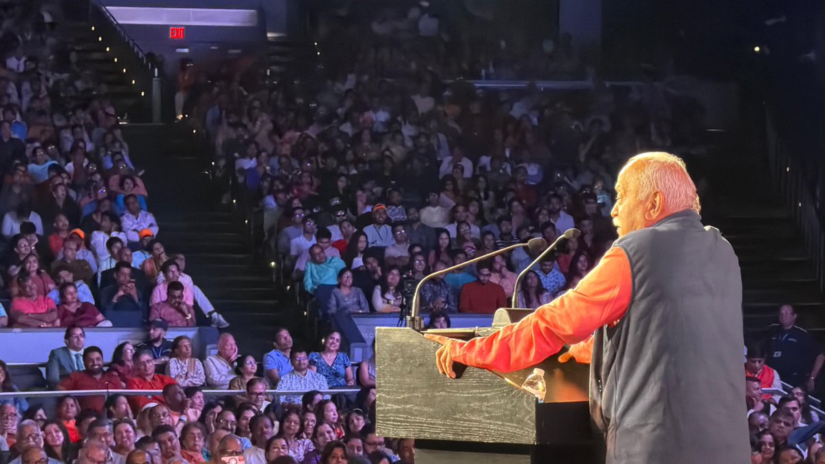 SiddeshMNBJP's tweet photo. @RSSorg Sarasanghachalak Dr Mohan Bhagwat Ji addressed historic convention of #UniversalOneness Celebration at New York, USA. 

#VasudaivaKutumbakam https://t.co/rZT6Ti3tLQ