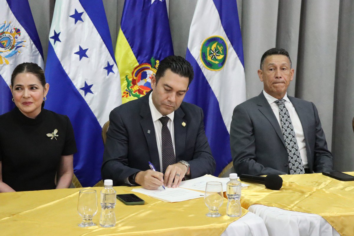 juandiegozelaya's tweet photo. Tuve el honor de presidir, junto al General de División Héctor Benjamín Valerio Ardón, Jefe del Estado Mayor Conjunto, la Sra. Esla Edith Hernández Pineda de Valerio, Presidenta de la Asociación de Esposas de Oficiales, y mi esposa Pao, la ceremonia de matrimonio civil de 10 parejas de nuestras @FFAAHN que decidieron unir sus vidas.

​¡Muchas felicidades a los nuevos esposos! Que Dios bendiga sus hogares