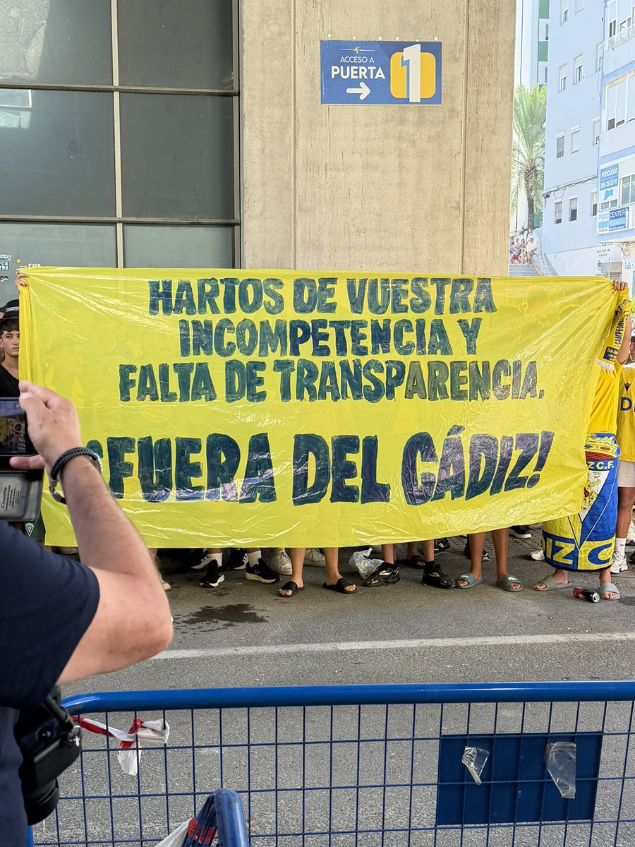El_Pierrot_S's tweet photo. Fuera del club malditos mangantes.
Cala-Contreras y sus secuaces... https://t.co/fsP7I58SgA