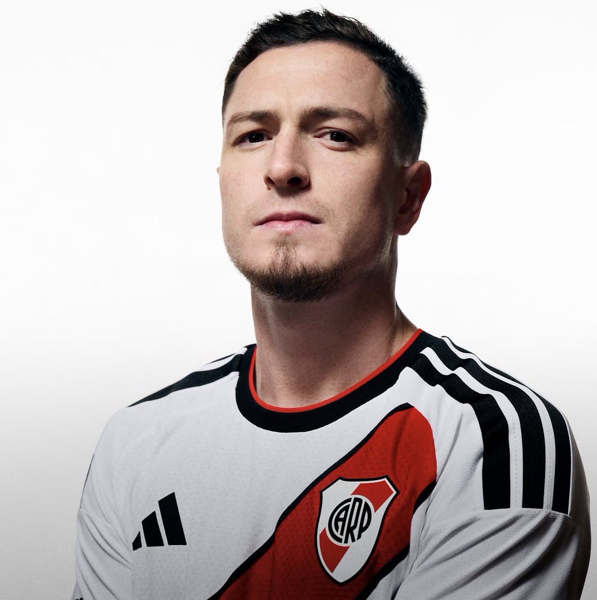 RiverAmorEp7's tweet photo. 🚨🤕 Aníbal Moreno se perderá el partido de hoy ante Banfield por una contractura en la zona lumbar. https://t.co/FvB7vTGdtG