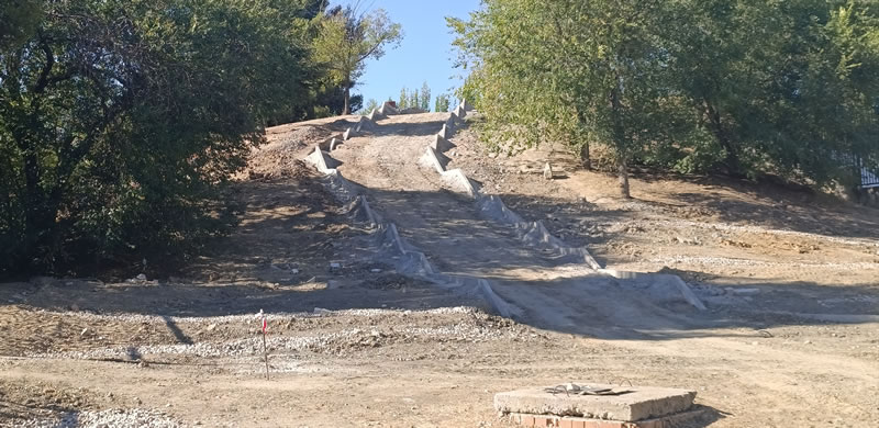 marco_aesp's tweet photo. Obras en talud M-40 se limitan (al menos d momento) a creación d escalera para acceso a cabeza talud y al acondicionamiento d 2 puntos: senda existente q comunica c/ Tiburón con aparcamiento disuasorio y el descampado calificado como zona verde #Orcasitas 
https://t.co/QLtuFzHt9v https://t.co/CTDl8pwzQi