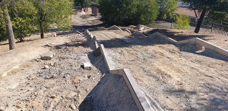 marco_aesp's tweet photo. Obras en talud M-40 se limitan (al menos d momento) a creación d escalera para acceso a cabeza talud y al acondicionamiento d 2 puntos: senda existente q comunica c/ Tiburón con aparcamiento disuasorio y el descampado calificado como zona verde #Orcasitas 
https://t.co/QLtuFzHt9v https://t.co/CTDl8pwzQi