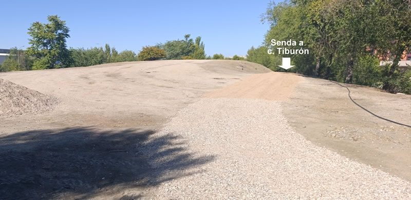 marco_aesp's tweet photo. Obras en talud M-40 se limitan (al menos d momento) a creación d escalera para acceso a cabeza talud y al acondicionamiento d 2 puntos: senda existente q comunica c/ Tiburón con aparcamiento disuasorio y el descampado calificado como zona verde #Orcasitas 
https://t.co/QLtuFzHt9v https://t.co/CTDl8pwzQi