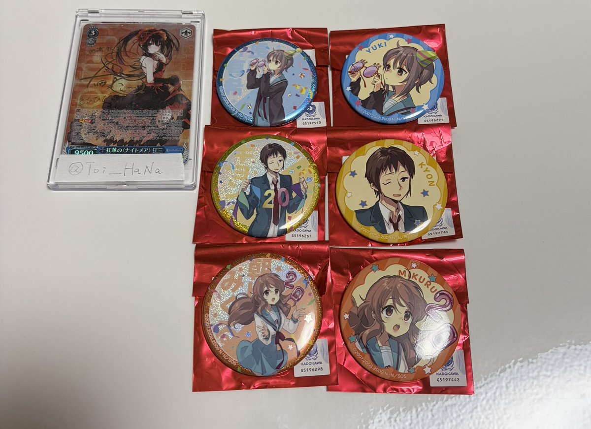 Toi___HaNa's tweet photo. 涼宮ハルヒの憂鬱 20周年 SOS展
描き下ろし缶バッジ　

譲　長門　キョン　みくる

求　古泉（ホロ）

郵送にて交換をお願いいたします。
検索よりお気軽にお声掛けください。 https://t.co/S9THUbPu4X