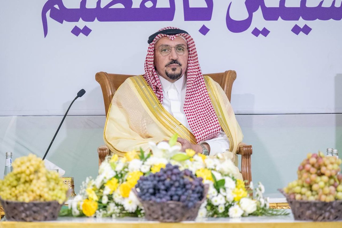 EmarahAlQassim's tweet photo. خلال زيارة سموه مهرجان العنب بالقصيم والمقام بمركز البسيتين ..

سمو #أمير_منطقة_القصيم: نتطلع إلى مواصلة التوسع في الصناعات التحويلية للعنب ومشتقاته، والاستفادة من الفرص الاستثمارية المرتبطة بهذا المنتج؛ بما يرفع قيمته الاقتصادية، ويعزز تسويقه، ويفتح آفاقًا جديدة أمام المزارعين والمستثمرين.