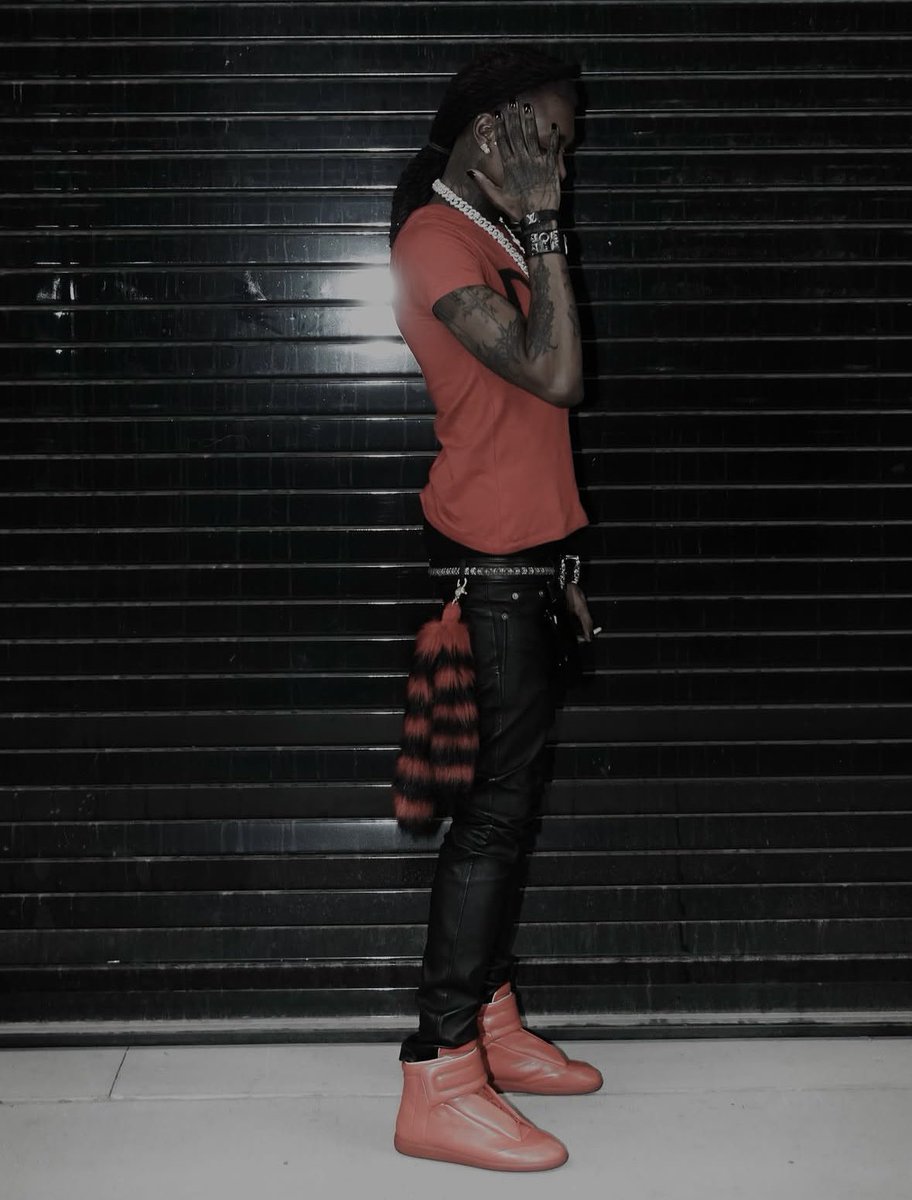BabyMoneyFR08's tweet photo. Nouvelles fit pics de Lone portant du merch pour son future album ‼️ https://t.co/3Q2A4IpTDg