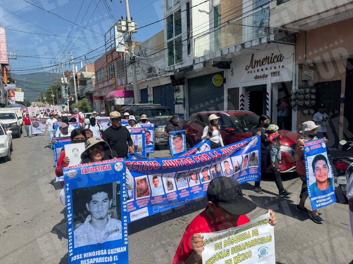 elsurdeguerrero's tweet photo. #ElSurDigital| ▶️Colectivos marchan en #Guerrero; exigen búsqueda inmediata de desaparecidos
◾️Pidieron búsquedas permanentes, recursos suficientes para labores de búsqueda, identificación de las personas localizadas, investigación y justicia.
https://t.co/quzRAGeBOE https://t.co/MKaAoqqAbo