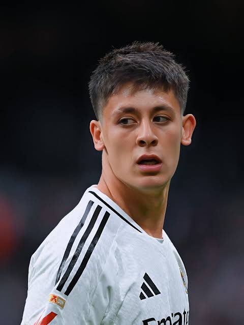 UTDbrims's tweet photo. 🗣️Kylian Mbappé, Arda Güler  and Jude Bellingham keeps shocking the football world, and his latest goal today his fourth of the season is another reminder of just how dangerous he can be. José Mourinho’s tactics are already making a serious impact in La Liga, and I have to give him credit. He trusted the same approach that worked last time, and once again, it paid off.

Marc Cucurella starting ahead of A. F. Carreras was the right decision, while E. Camavinga replacing Bernardo Silva also worked well. However, Valverde and Silva don’t look like the ideal combination, as they may struggle to provide the creativity and impact expected of them. Arda Güler, on the other hand, deserves to start ahead of Silva after another outstanding performance today, capped off by a beautiful goal.

Thibaut Courtois wasn’t at his best today, but he still gave everything for the team. The combination of Jude Bellingham and Kylian Mbappé was excellent, and adding Vinícius Jr. to that attack could make the trio absolutely terrifying. Konaté and Huijsen also did their jobs well, so I have no complaints about their performances.

Dumfries, however, probably should have been benched in favor of Trent Alexander-Arnold. Overall, I have to give Mourinho his flowers today. The team played with confidence, the tactics worked, and once again, Mourinho showed exactly why he knows how to get results.