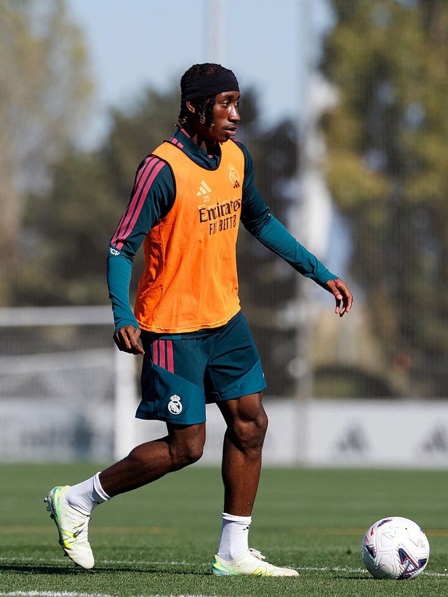 luca_varan's tweet photo. Soit patient, ton heure viendra 
Continue de profiter des minutes qu'on te donnes .
Tu n'es pas fait une préparation avec l'équipe donc c'est normal que rentres petit a petit dans l'équipe 

On croit en toi 🇨🇮❤️🙏🏿 https://t.co/44JZJ8jNNS