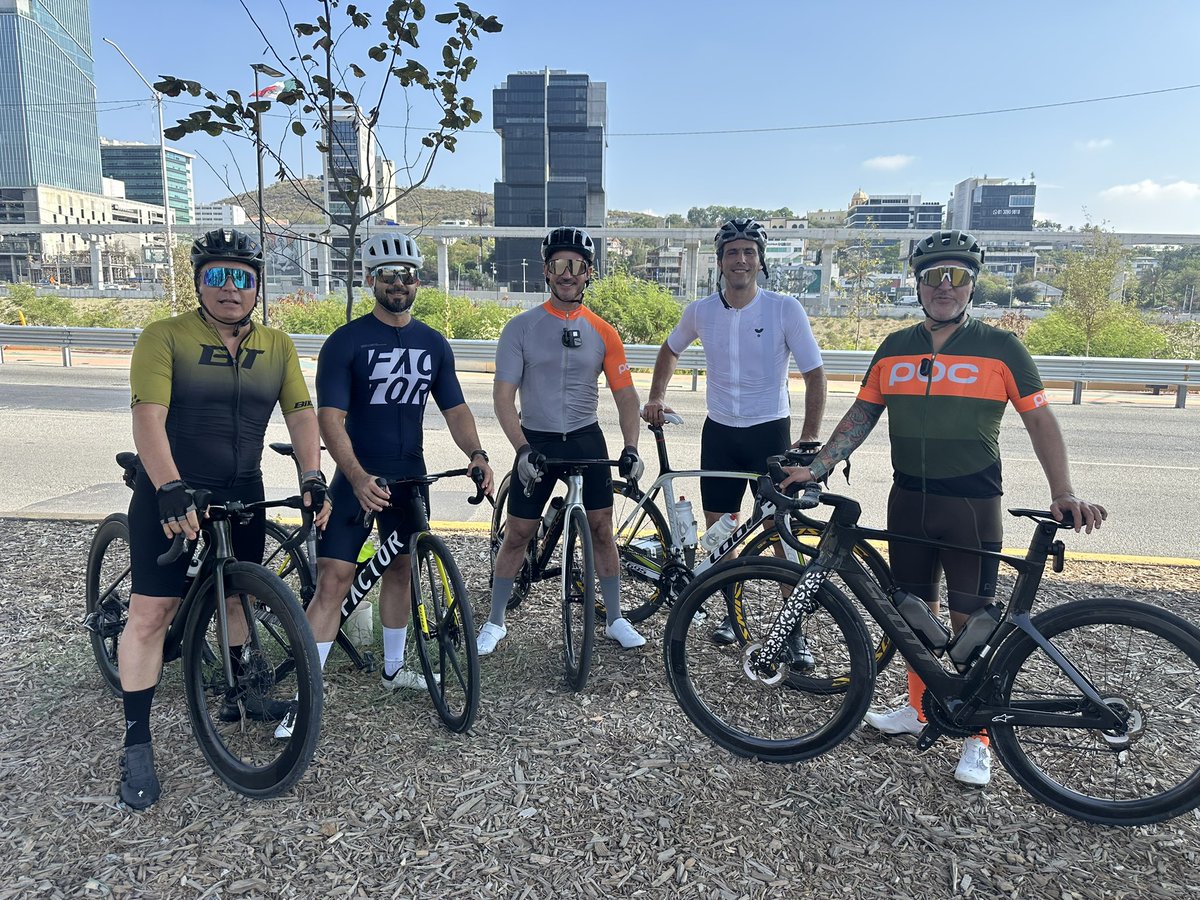 DeNigris9's tweet photo. Vía deportiva una de las mejores creaciones de un espacio para todos los ciclistas y corredores 🚴🏃

Le dimos un rato 💪🏼.  Mty deportes https://t.co/3rQmKsHfvf