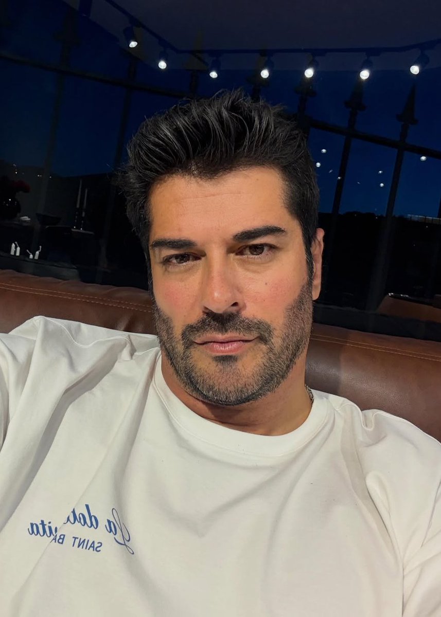 PopFestTR's tweet photo. Burak Özçivit, kız kardeşinin düğününe gitmemesi sonrası çıkan iddialara yanıt verdi.

“Arkadaşlar neden bu kadar kötü oldunuz? Biz bütün aile mutluyken niye yeni evlenen bir çifti bu kadar mutsuz ediyorsunuz? Bizi ve bütün ailemizi rahat bırakın.” https://t.co/dVbl5BmdmZ
