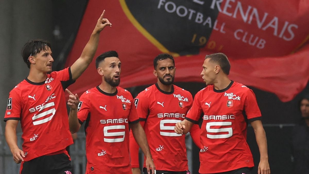 NextFootyStars's tweet photo. 🏟️ POST-MATCH REPORT

Fixture: Rennes vs Le Mans
Comp: Ligue 1 | Round: 2
Final Score: Rennes 3 - 2 Le Mans (FT)
Date: August 30, 2026 | Venue: Roazhon Park, Rennes | Att: Unlisted
Referee: Romain Lissorgue (France)
Valuation: Rennes (€82.9m) vs Le Mans (€7.0m) | Delta: €75.9m (Rennes)

📈 STATISTICAL DASHBOARD

Rennes (🔴) vs Le Mans (🟡)

[TERRITORIAL CONTROL & THREAT]
• Ball Possession: 64% vs 36% 🔴
• Field Tilt (Final 3rd Share): 77% vs 23% 🔴
• Expected Goals (xG): 2.68 vs 2.99 🟡
• xG Split [Open/Set]: (1.39 / 1.29) vs (2.01 / 0.98) 🟡
• Expected Goals on Target (xGOT): 3.09 vs 2.42 🔴
• Big Chances [Created/Missed]: (6/5) vs (4/2) 🔴
• Total Shots [Total (On Target)]: 22(8) vs 12(5) 🔴
• Shots Location [Inside/Outside Box]: (17/5) vs (8/4) 🔴
• Touches in Opposition Box: 37 vs 16 🔴
• Attacking Channels [L/C/R]: (36%/23%/41%) vs (40%/27%/33%)

[PROGRESSION & DISTRIBUTION]
• Passing [Acc/Tot]: 421/498 (85%) vs 195/280 (70%) 🔴
• Long Balls [Acc/Att]: 21/41 (51%) vs 23/65 (35%) 🟡
• Crosses [Acc/Att]: 6/24 (25%) vs 6/14 (43%) 🟡
• Dribbles [Won/Att]: 5/6 (83%) vs 6/9 (67%) 🟡

[DUELS & DEFENSIVE RESISTANCE]
• Ground Duels [Won/Tot]: 23/49 (47%) vs 26/49 (53%) 🟡
• Aerial Duels [Won/Tot]: 23/37 (62%) vs 14/37 (38%) 🔴
• Box Resistance [Clearances/Blocks]: (19/3) vs (34/5) 🟡
• Defensive Interventions [Tackles/Int]: (5/12) vs (9/15) 🟡
• Micro-Turnovers [Dispossessed/Bad Touches]: (7/11) vs (3/14) 🟡
• Fouls Committed: 15 vs 15 🔴
• Discipline [YC/RC]: (3/0) vs (2/1) 🔴

[PROGRESSION TOPOLOGY & PASS NETWORKS]
-> 🔴 Primary Progression Hub: Przemyslaw Frankowski (97T | 8 into F3) | Pivot Anchor: Valentin Rongier
-> 🔴 Key Progression Dyads: Charlie Cresswell ➔ Przemyslaw Frankowski (19) | Abdelhamid Aït Boudlal ➔ Quentin Merlin (16) | Adrien Thomasson ➔ Estéban Lepaul (11)
-> 🟡 Primary Progression Hub: Harold Voyer (74T | 17 into F3) | Pivot Anchor: Alexandre Lauray
-> 🟡 Key Progression Dyads: Harold Voyer ➔ Lucas Calodat (12) | Alexandre Lauray ➔ Louis Mafouta (8) | Noa Boissé ➔ Lucas Buadés (7)

[PERIOD SPLITS]
-> 1H: Score: 2-1 | xG: 0.85 vs 1.96 (OP: 0.44 vs 1.89) | Poss: 63% vs 37%
-> 2H: Score: 1-1 | xG: 1.83 vs 1.02 (OP: 0.95 vs 0.11) | Poss: 65% vs 35%

👤 PLAYER PERFORMANCE & IMPACT

PLAYER OF THE MATCH
-> Estéban Lepaul (Rennes) - 9.0/10 🌟 | FW | 90m
   Stat: 2 Goals (1 Pen) | 1.14 xG | 1.88 xGOT | 4 Shots on Target (6 Total) | 8 Touches in Opp Box
   Impact: Functioned as the definitive central focal point by exploiting the seam between Boissé and Eyoum for the opening goal before coolly converting the 96th-minute match-winning penalty. Generated 1.19 xG+xA through relentless blindside box runs and active second-ball anticipation.

🔴 RENNES — PERFORMANCE PROFILE

Top 3 Performers (Excl. POTM):

-> Adrien Thomasson (#28, MC) - 8.1/10 🔥 | 90m
   Stat: 1 Assist | 4 Chances Created (Match-High) | 48/56 Accurate Passes (86%) | 9/16 Duels Won | 6 Recoveries
   Impact: Orchestrated the right half-space dynamics with precise through-balls, linking directly with Lepaul while winning 5 aerial duels to maintain territorial pressure.

-> Valentin Rongier (#21, MC) - 8.0/10 🔥 | 74m
   Stat: 1 Goal | 37/42 Accurate Passes (88%) | 5 Defensive Actions | 3 Clearances | 1 Tackle Won
   Impact: Anchored the central circulation with positional discipline and scored a clinical long-range strike from ~26.5m to double the advantage in the first half.

-> Issa Soumaré (#90, FWL) - 7.7/10 🟢 | 60m
   Stat: 1 Assist | 15/17 Accurate Passes (88%) | 4/7 Duels Won | 2 Clearances | 1 Dribble Won
   Impact: Stretched Le Mans along the left flank, cutting inside to deliver the progressive assist for Rongier while providing reliable wide pressing cover.

Structural Bottlenecks:

-> Arnaud Nordin (#70, FW) - 6.2/10 🟠 | 30m | Defect: Squandered two high-value chances on the break (77' and 90+2') without hitting the target cleanly.
   Impact: Failed to convert open-field counter-attacking opportunities following the opposition red card, maintaining unnecessary game-state tension.

-> Sebastian Szymanski (#17, MC) - 6.7/10 🟡 | 60m | Defect: Won 0/2 ground duels and offered limited progressive central penetration against the mid-block.
   Impact: Allowed Le Mans to contest the central midfield pocket during the first half before being strategically replaced on the hour mark.

-> Przemyslaw Frankowski (#95, DR) - 7.0/10 🟡 | 90m | Defect: Committed the foul in the penalty area at 50' leading directly to the 2-2 equalizer.
   Impact: Despite heavy territorial involvement (97 touches), an isolated defensive lapse in the box erased the first-half lead.

🟡 LE MANS — PERFORMANCE PROFILE

Top 3 Performers (Excl. POTM):

-> Louis Mafouta (#14, FW) - 8.6/10 💎 | 90m
   Stat: 2 Goals (1 Pen) | 1.93 xG | 2.00 xGOT | 3 Shots on Target | 7 Touches in Opp Box | 1 Big Chance Created
   Impact: Spearheaded direct transitional attacks with elite box movement, finishing Calodat's delivery from point-blank range and converting a high-pressure spot kick.

-> Lucas Calodat (#22, ML) - 7.6/10 🟢 | 68m
   Stat: 1 Assist | 0.61 xA | 5 Defensive Actions | 2 Interceptions | 2 Clearances | 3/4 Ground Duels Won
   Impact: Tormented the right side of Rennes' rest-defense during the first half, delivering a pinpoint whipped cross for Mafouta's opening goal.

-> Alexandre Lauray (#8, DMC) - 7.1/10 🟢 | 90m
   Stat: 9 Defensive Actions | 6 Clearances | 2 Chances Created | 5/8 Duels Won | 2/2 Dribbles Completed
   Impact: Battled across the defensive third to disrupt central passing lanes while initiating immediate vertical transitions into the forward line.

Structural Bottlenecks:

-> Djibril Sidibé (#19, Sub) - 4.9/10 ⚠️ | 1m | Defect: Received a straight red card for serious foul play on Lepaul within sixty seconds of his introduction.
   Impact: Destroyed Le Mans' tactical equilibrium at 2-2, forcing his side into an undermanned low-block siege for the final twenty minutes.

-> Noa Boissé (#15, DC) - 5.8/10 🔻 | 90m | Defect: Conceded the decisive 96th-minute penalty and lost Lepaul's channel run on the 5th-minute concession.
   Impact: Exhibited chronic positional vulnerability against dynamic box arrivals, directly resulting in two conceded goals.

-> Théo Eyoum (#21, DC) - 5.8/10 🔻 | 90m | Defect: Won 0/2 duels and failed to step out to close down Rongier's shooting corridor at 26'.
   Impact: Vacated central coverage repeatedly, allowing Rennes to exploit the edge of the penalty box during sustained attacking phases.

⏱️ KEY TURNING POINTS

Critical Match Turning Points:

-> Min 5: ⚽ Goal - Estéban Lepaul (Rennes)
   Spatial & Game-State Dynamics: Score: 0-0 | Momentum: +100 Flow | Distance ~14.3m | xG: 0.12 | xGOT: 0.67. Adrien Thomasson slipped a sharp interior pass into the box where Lepaul angled across Boissé to fire a low right-footed strike inside the left post.

-> Min 26: ⚽ Goal - Valentin Rongier (Rennes)
   Spatial & Game-State Dynamics: Score: 1-0 | Momentum: -100 Flow | Distance ~26.5m | xG: 0.03 | xGOT: 0.35. Issa Soumaré recycled possession out of a crowded left channel to Rongier, who struck a dipping right-footed effort from distance past Nicolas Kocik.

-> Min 30: ⚽ Goal - Louis Mafouta (Le Mans)
   Spatial & Game-State Dynamics: Score: 2-0 | Momentum: -81 Flow | Distance ~3.2m | xG: 0.78 | xGOT: 0.96. Lucas Calodat broke free down the left flank and whipped an accurate cross into the six-yard box where Mafouta finished high into the roof of the net.

-> Min 54: ⚽ Goal - Louis Mafouta (Le Mans)
   Spatial & Game-State Dynamics: Score: 2-1 | Momentum: 0 Flow | Distance ~11.0m | xG: 0.79 | xGOT: 0.78. Following a foul by Frankowski inside the area, Mafouta dispatched a low right-footed penalty into the bottom-left corner to restore parity.

-> Min 69: 🟥 Red Card - Djibril Sidibé (Le Mans)
   Spatial & Game-State Dynamics: Score: 2-2 | Momentum: +5 Flow. Subbed on in the 68th minute, Sidibé was sent off for a reckless, high-stud challenge on Lepaul, reducing Le Mans to ten men.

-> Min 87: 🧱 Woodwork Hit - Ludovic Blas (Rennes)
   Spatial & Game-State Dynamics: Score: 2-2 | Momentum: +84 Flow | Distance ~11.0m. Blas collected inside the box and unleashed a low left-footed drive that struck the base of the upright.

-> Min 89: 🧱 Woodwork Hit - Ludovic Blas (Rennes)
   Spatial & Game-State Dynamics: Score: 2-2 | Momentum: +100 Flow | Distance ~15.6m. Cutting onto his right foot from the edge of the area, Blas curled a powerful effort that crashed against the crossbar.

-> Min 90+6: ⚽ Goal - Estéban Lepaul (Rennes)
   Spatial & Game-State Dynamics: Score: 2-2 | Momentum: +41 Flow | Distance ~11.0m | xG: 0.79 | xGOT: 0.76. After Boissé committed a late foul in the box, Lepaul converted the resulting penalty with a firm right-footed strike to secure all three points.

📐 TACTICAL BREAKDOWN & MATCH DYNAMICS

Managerial Battle & Geometric Shapes:
🔴 Franck Haise: 4-3-3 | IP: 3-2-4-1 | OOP: 4-1-4-1
🟡 Patrick Videira: 3-5-2 | IP: 3-1-4-2 | OOP: 5-3-2

• 🧱 Pillar 1: First-Phase Build-Up vs Pressing Confrontation
-> 🔴 Rennes In-Possession Build-Up Structure: Franck Haise constructed a stable deep platform with Quentin Merlin tucking alongside Charlie Cresswell and Abdelhamid Aït Boudlal to form a fluid back three, while Valentin Rongier and Adrien Thomasson operated as the primary distribution double-pivot. Deep progression frequently initiated through the Charlie Cresswell ➔ Przemyslaw Frankowski (19 passes) connection, allowing Rennes to bypass Le Mans' first pressing line and circulate possession with an 85% accuracy rate across 498 total passes.
-> 🟡 Le Mans Out-of-Possession Pressing Geometry & Direct Relief: Patrick Videira positioned Louis Mafouta and Dame Gueye to shadow central passing corridors before dropping into a compact 5-3-2 mid-block where Alexandre Lauray marshaled the screening zone ahead of the center-backs. When winning possession, Le Mans bypassed Rennes' counter-press via direct vertical launches from Harold Voyer (13 long balls attempted) seeking Mafouta's physical hold-up play and second-ball knockdowns.

• 🎯 Pillar 2: Territorial Warfare, Overload Channels & Box Dynamics
-> 🔴 Rennes Final-Third Overloads & Box Infiltration: Operating in a dynamic 3-2-4-1 shape, Rennes generated severe numerical superiorities in the right half-space, utilizing the passing axis of Adrien Thomasson ➔ Estéban Lepaul (11 passes) to infiltrate the penalty area (37 touches in the opposition box). Frankowski provided extreme vertical width on the right wing while Thomasson, Rongier, and later Ludovic Blas overloaded the zone between Le Mans' center-backs and wing-backs, producing 22 total shots and 6 big chances created.
-> 🟡 Le Mans Low-Block Compression & Penalty Box Resistance: Le Mans absorbed prolonged pressure by collapsing into a deep five-man defensive line anchored by Harold Voyer (8 clearances, 1 block) and Noa Boissé (5 clearances), amassing 34 clearances and 5 blocked shots. Goalkeeper Nicolas Kocik made 5 crucial saves (3 inside the box) to resist waves of entries until an unfortunate 82nd-minute injury required his withdrawal for Ewan Hatfout.

• ⚡ Pillar 3: Transition Mechanics, Rest-Defense & In-Game Mutations
-> Dynamic Breakaways & Rest-Defense Organization: Rennes maintained a 3-2 rest-defense structure with Cresswell, Aït Boudlal, and Merlin screening behind Rongier, but suffered vulnerability on rapid turnovers when Calodat exploited space behind Frankowski to set up Mafouta's first goal. Le Mans relied on fast breaks (3 fast-break shots generated) through the transitional passing of Alexandre Lauray and Calodat.
-> In-Game Structural Mutations & Substitution Impact: The game fractured dramatically at 69' when Djibril Sidibé received a straight red card within sixty seconds of his introduction, forcing Videira to reconfigure into a desperate 4-4-1 block. Haise capitalized immediately by deploying Mahdi Camara, Arnaud Nordin, and Ludovic Blas, whose introduction created relentless central chaos, culminating in two woodwork strikes and the decisive 96th-minute penalty won and converted by Lepaul.

• 🚩 Dead-Ball Routines & Game-State Anomalies
-> Offensive Set-Piece Mechanics: Rennes utilized inswinging deliveries from Thomasson and Szymanski across 8 corner routines, creating 0.50 set-play xG and forcing goal-mouth scrambles, including a Thomasson header blocked inside the six-yard box.
-> Defensive Organization: Le Mans defended set pieces with a mixed zonal-man structure, though defensive fatigue in stoppage time caused communication breakdowns that contributed to the terminal penalty concession.

• ⚖️ Systemic Tactical Verdict

-> Territorial & Positional Control: Rennes established dominant territorial authority with 64% possession and 77% field tilt, methodically shifting Le Mans' defensive block from side to side. Circulation through the central pivot sustained attacking continuity throughout both halves.

-> Quality of Threat & Variance: Although Le Mans matched Rennes in expected goal value (2.99 xG vs 2.68 xG) through highly efficient transitional finishing, Rennes generated superior shot volume (22 to 12) and accumulated 3.09 xGOT against resilient goalkeeping.

-> Strategic Adaptation Takeaway: Franck Haise's aggressive second-half substitutions maximized numerical superiority following the red card, whereas Patrick Videira's defensive containment was undone by individual disciplinary and box-defending errors in stoppage time.

⚖️ FINAL VERDICT

Intensity Score: 8.5/10 | Tactical Quality: 7.5/10
Classification: Asymmetric Territorial Siege Resolved by Late Penalty Drama

Summary: Rennes overcame defensive vulnerabilities in transition through relentless half-space overloads, capitalizing on a crucial second-half red card to secure a stoppage-time victory via Estéban Lepaul's penalty.

#Ligue1 #RennesLeMans #Ligue1McDonalds