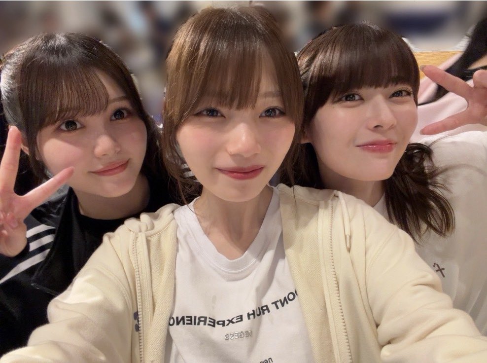 Yupjiw's tweet photo. おかひなのブログ神ですかってくらい毎回メンバーとの写真載せてくれるからありがたい！
#hinadaniblog 
#岡本姫奈 https://t.co/CpwJFFcWiu