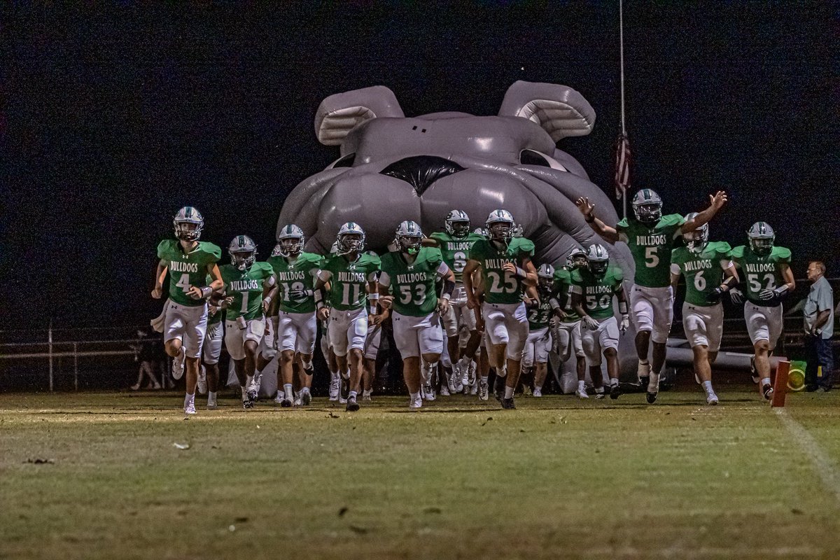 TylerArriaga13's tweet photo. Just played my first home game of my senior year, we came out with a victory over Weimar 14-6. Had some good blocks against a decent dline, #52. I am looking forward to the season and what we are capable of doing this year @Bvega50 @KevinUrbanek2 @BolingFootball https://t.co/sTTsPoWeuW