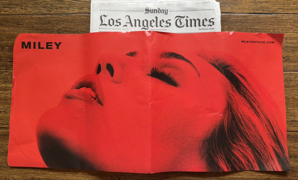 TudoMiley's tweet photo. LA Times incluiu pôsteres promocionais de Miley Cyrus na edição deste domingo do jornal. https://t.co/PGq2G8XPSH