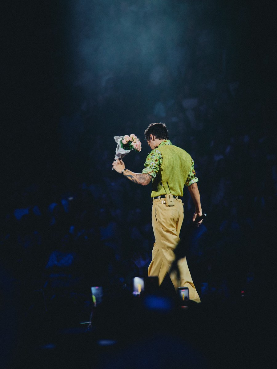 OT5Dailys's tweet photo. Harry Styles on stage for #TogetherTogetherNewYork Night Two!

via Harry Lambert https://t.co/wzpVdMo58B