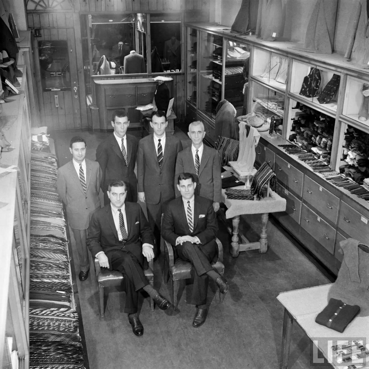 dieworkwear's tweet photo. This ugly aesthetic is everywhere today because traditional men's clothiers, who used to dress a certain class of Americans, have been replaced by sport-adjacent shops that sell microprint polos, slim chinos, and made-to-measure tailoring cut from Italian fabrics. https://t.co/U5Koc1b29n