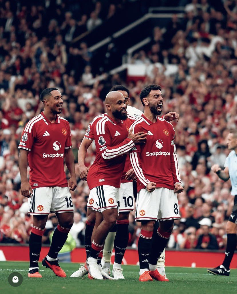 garistengah_id's tweet photo. Bruno Fernandes adalah kunci!🤯

Minggu lalu saya komentar kalo pemain MU ini kayak nggak pada kenal. Nggak saling terhubung. Kayak kepingan puzzle-nya disusun sembarangan.

Hebatnya Pak Carrick ini dalam seminggu entah ngajak anak buahnya karyawisata dan outing ke mana. Jadi langsung pada akrab ini pemain di lapangan😂

Apalagi babak kedua dan Bruno memegang komandonya. Kayak udah pada tau gitu Bruno ada di mana dan Bruno juga tau temen-temennya pada di mana.

Sebuah sistem yang berjalan otomatis. Itu Manchester United malam ini. 

Dan apakah bisa bertahan sampai match-match berikutnya? 

Kalau lawan ngomong ke Bruno “udah atur aja sebrengsek mungkin” kayak Ipswich tadi sih bahaya ini dunia🤯