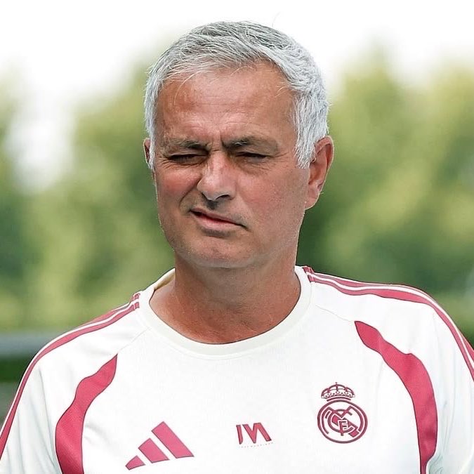 1benzirm's tweet photo. Cuando Mourinho hablaba de que quería una plantilla corta, muchos madridistas se le echaron al cuello. Pero ya estamos empezando a ver lo que realmente significaba.

Una plantilla corta no significa tener menos recursos, sino tener jugadores que saben que van a ser importantes.

Más minutos, más continuidad y, sobre todo, un vestuario en el que nadie está descontento porque sabe que va a tener su oportunidad.

Y cuando llega el momento de quedarse fuera, es más fácil que exista comprensión entre los propios jugadores. Todos saben que forman parte del plan.

Una plantilla corta también puede ser una plantilla más enchufada.