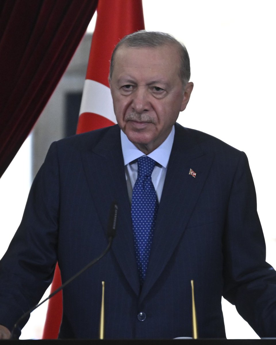 bosunatiklama's tweet photo. Cumhurbaşkanı Erdoğan: "Bizi tanımak isteyenler Malazgirt'e ve Çanakkale'ye baksın.

Bu milletin fıtratını anlamak isteyenler Büyük Zafer'e baksın.

Bu ülkenin hangi şartlar altında kurulduğunu anlamak isteyen Milli Mücadele'ye baksın.

Bu milletin seciyesini görmek isteyenler Nene Hatunlara, Kara Fatmalara, Sütçü İmamlara baksın.

15 Temmuz gecesi ölüm kusan silahlara meydan okuyan serdengeçtilere baksın.

15 Temmuz'dan 40 gün sonra yaptığımız Fırat Kalkanı Harekatı'na baksın."