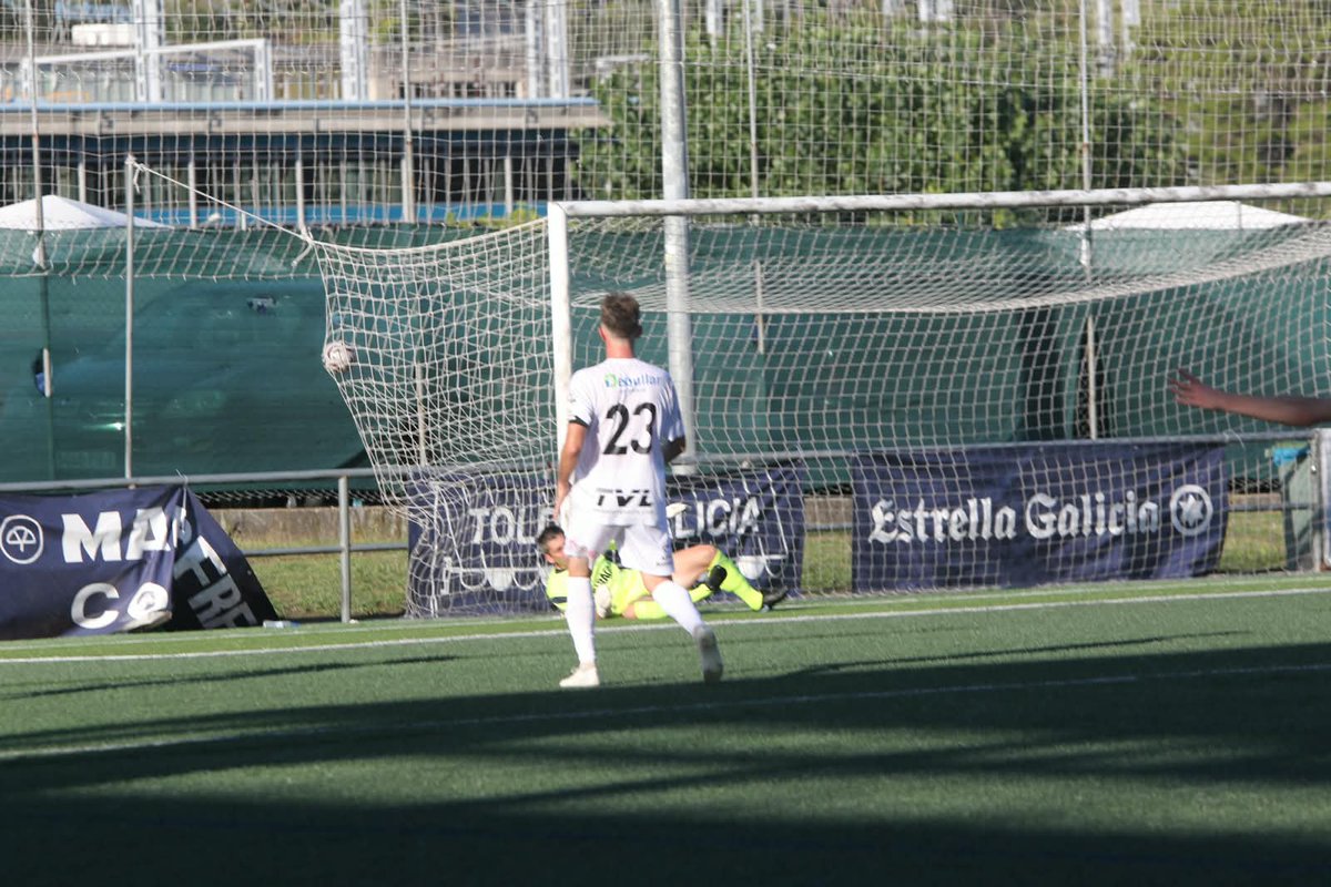 futgal's tweet photo. 🏆  𝐒𝐔𝐏𝐄𝐑𝐂𝐎𝐏𝐀 𝐆𝐀𝐋𝐈𝐂𝐈𝐀 𝟐𝟎𝟐𝟔 

Repite Adrián cun golazo de falta para poñer en clara vantaxe ó equipo local

@AurienseCA 4⃣
@SDNegreira 1⃣

#SupercopaGalicia https://t.co/dnQfZjmqJD