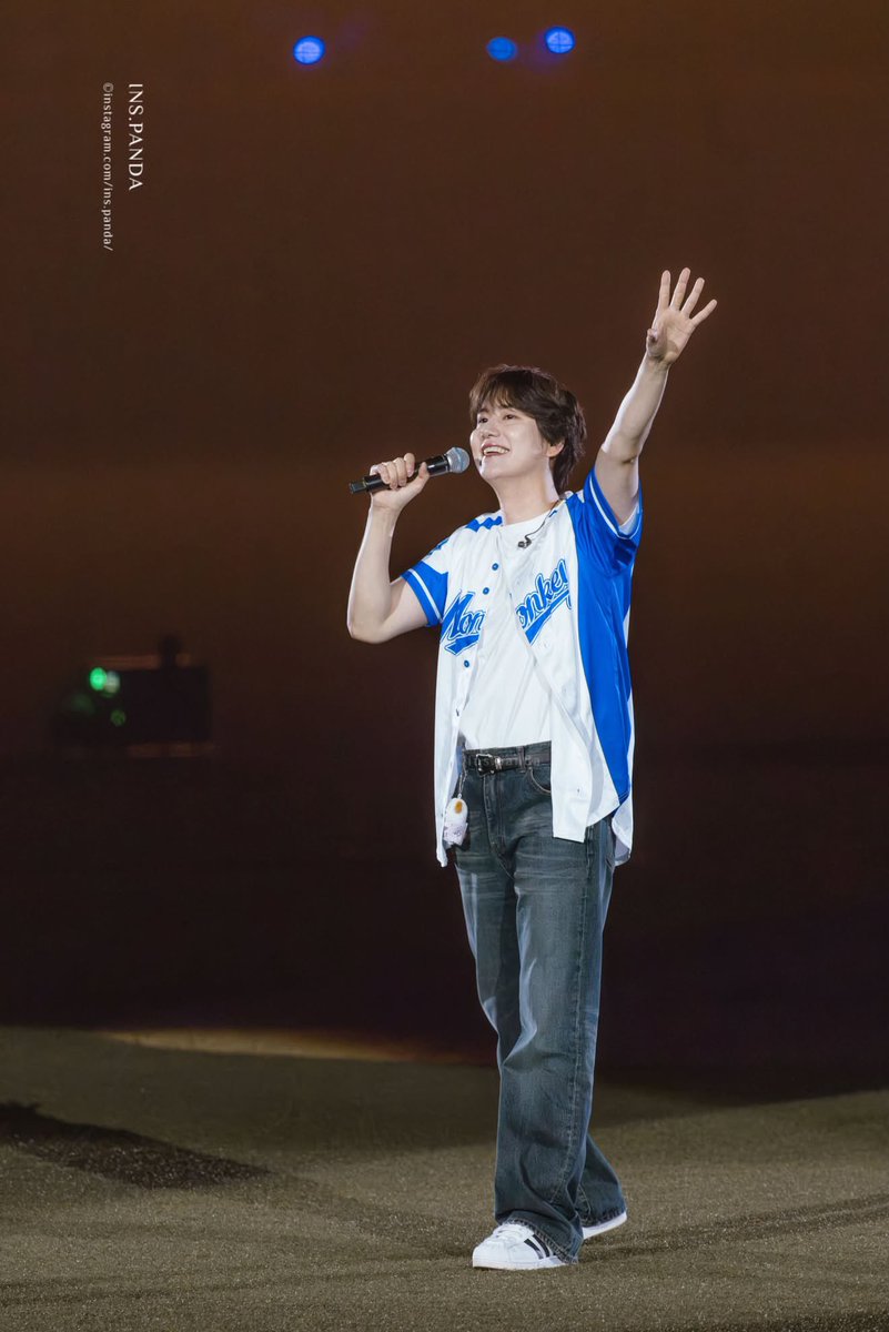 RaonKyu's tweet photo. 260830 Rakuten Monkeys ⚾️ SINGDOME IN TAIPEI

© ins.panda

#규현 #KYUHYUN #圭賢 https://t.co/quSDi4qjyD