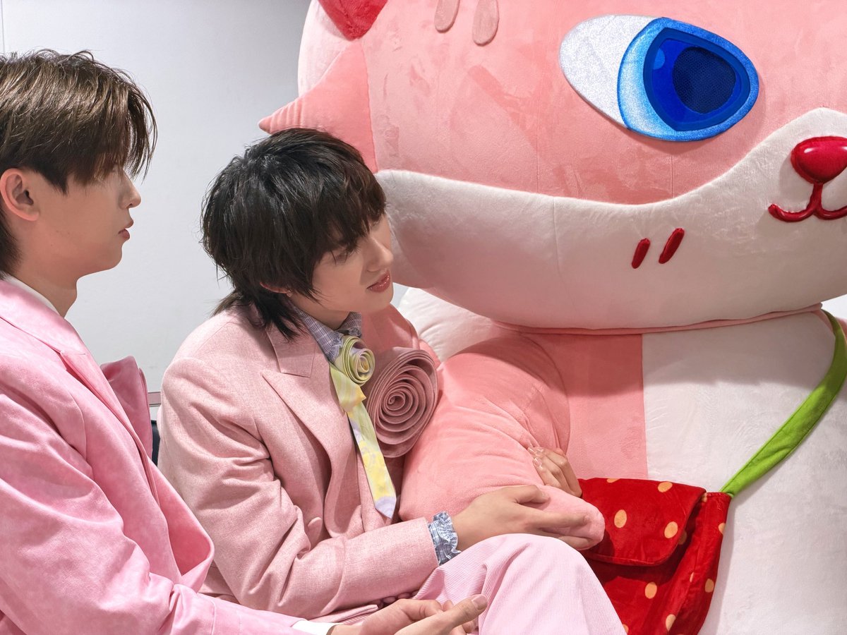 gyunn9396's tweet photo. รูปนี้เหมือนโทกี้โดนเข้าห้องปกครอง ละน้องก้องเอียงคอถาม ‘ลูกผมชนะใช่มั้ยคับ’ 555515511555555555 https://t.co/J5deWAfxQ3