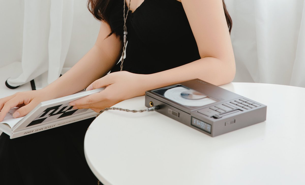 DUNU_Headphone's tweet photo. Let the disc spin. 💿✨
CONCEPT R turns a quiet moment into part of the listening experience.
#DUNU #ConceptR #PortableCDPlayer #HiFi #LifestyleAudio https://t.co/5YDLqDBuQC