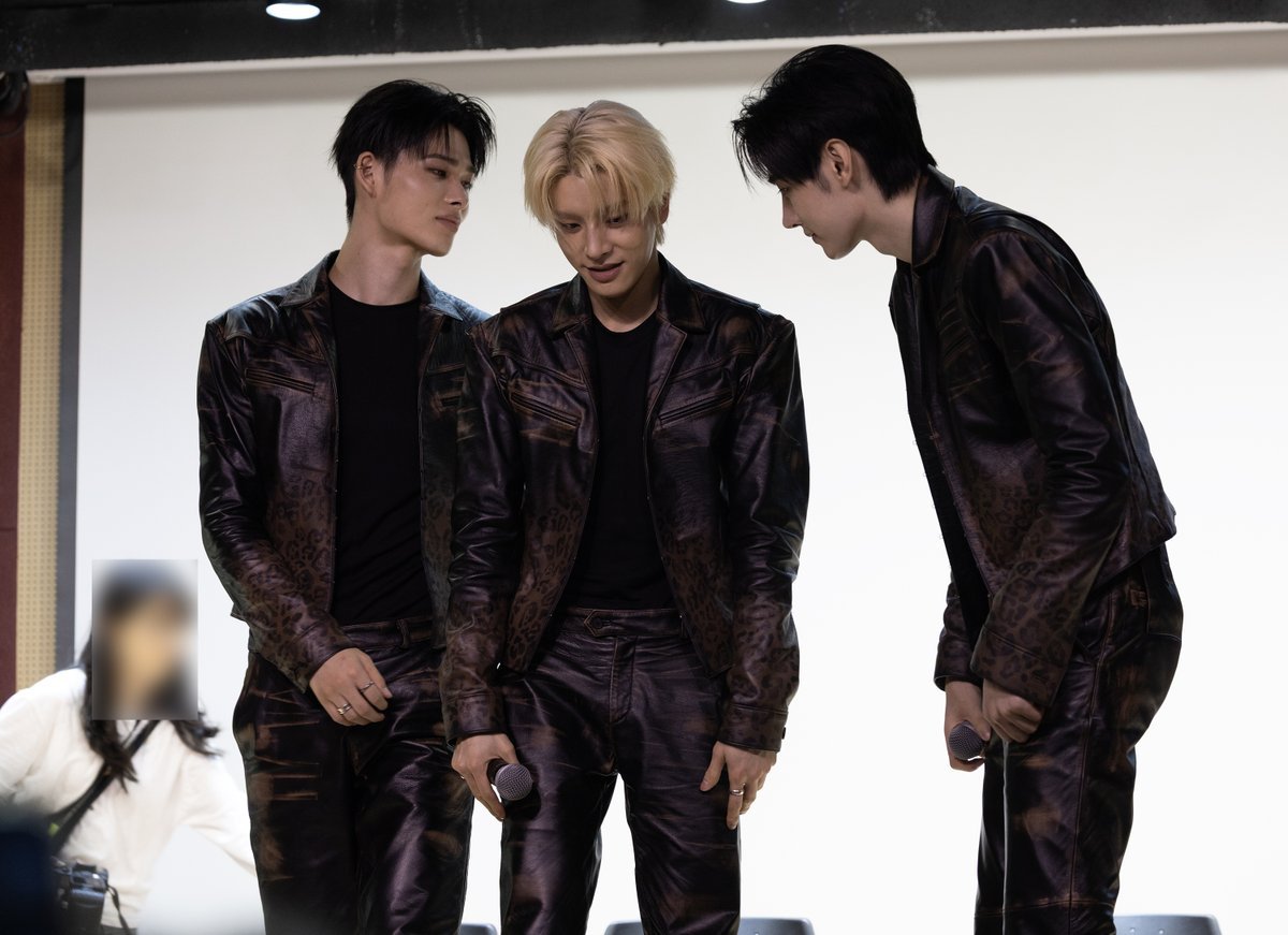 cherieyunie's tweet photo. hoonki always in his business im crying https://t.co/rUu2RBvkvG