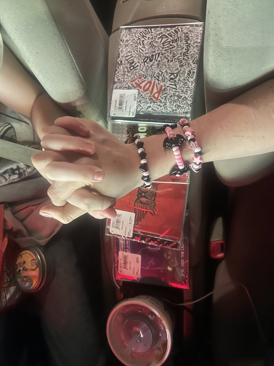 4b1trary's tweet photo. #klepto #kleptotwt 
Another medium-ish haul with my bsf I need to slow down boi 😭￼ https://t.co/JCr0SYwP8E