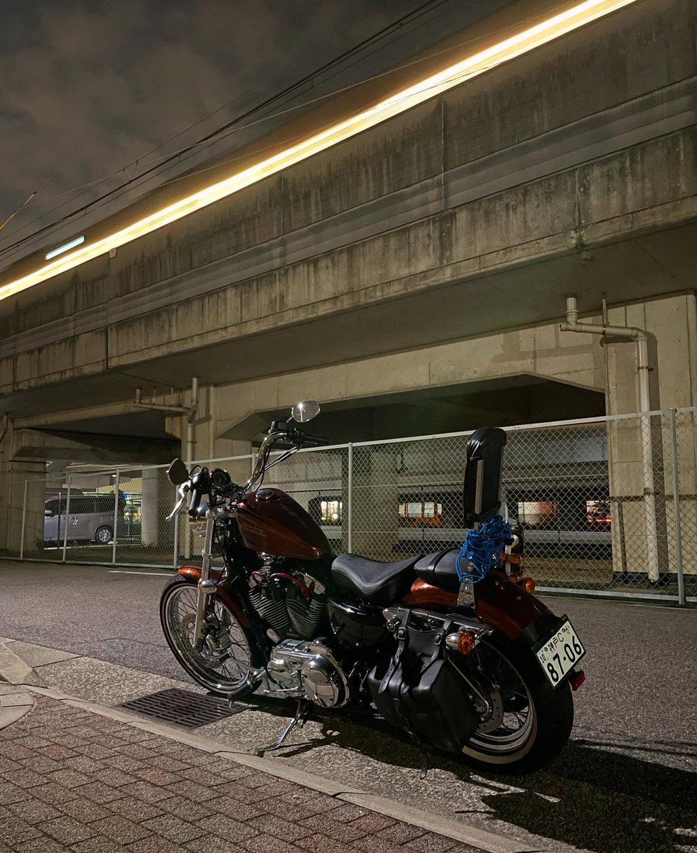 AnissaBott2vb's tweet photo. A quick snap with a Hanshin train—but since it was moving, only the lights showed up 🤣 The night breeze feels great! Waiting at red lights is brutal though lol https://t.co/HaGuVCqVpX