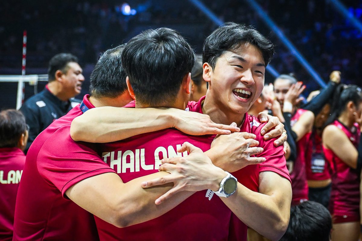 Likeeeeeebb's tweet photo. ขอบคุณนะที่เลือกมาทำงานกับทีมไทย การได้คุณชินมาเป็น
สตาฟโค้ชมันช่วยยกระดับผลงานทีมของเราได้มากจริงๆ ขอบคุณที่ทำงานอย่างหนัก ทุ่มเทและทำหน้าที่ของตัวเองอย่างเต็มที่จนทำให้ทีมเราประสบความสำเร็จ  อยากให้อยู่ด้วยกันยันโอลิมปิกLA2028เลยนะ(สมพรจ้างฮีด่วน)
#วอลเลย์บอลหญิง https://t.co/1ghkUe82VF