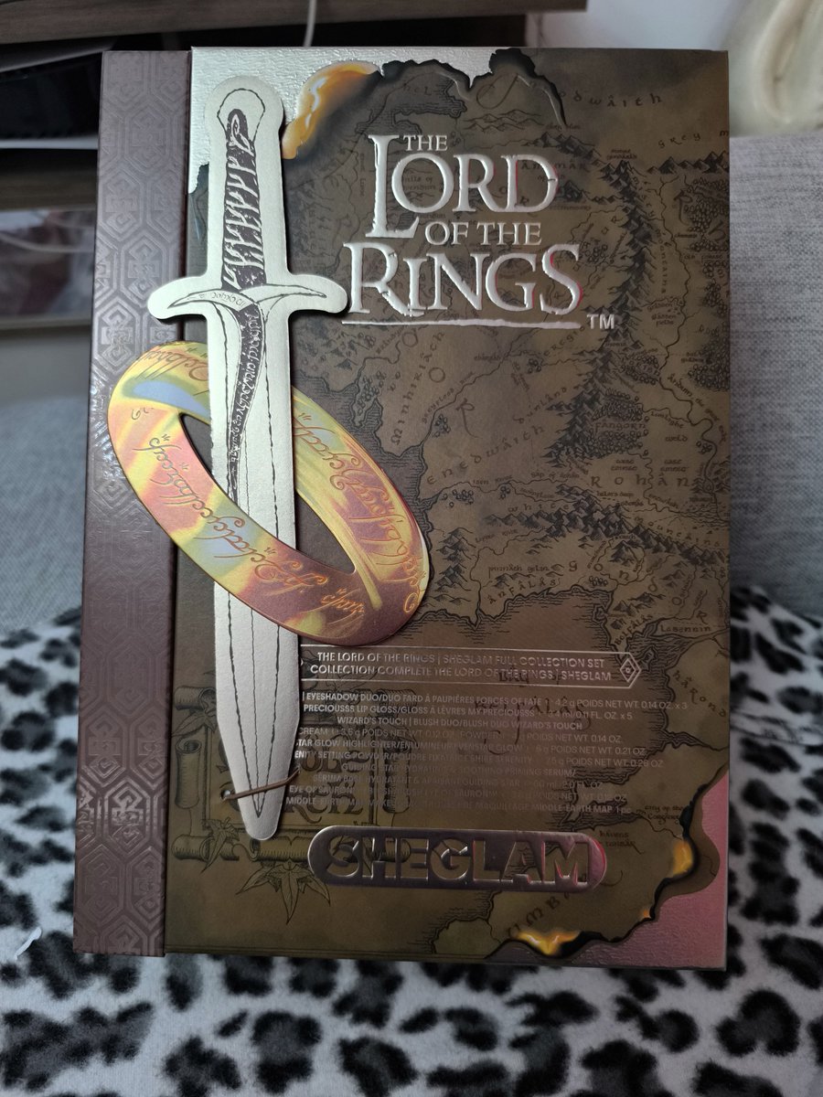 solcito93's tweet photo. Aaaaah 😭💕💕💕💕💕 mi hermano me lo compró 😭💕 @Aisling_ te amo porque gracias a ti me enteré 💕😭 AJajaja
#LOTR
#SHEGLAM https://t.co/YQ2zSMV2CC