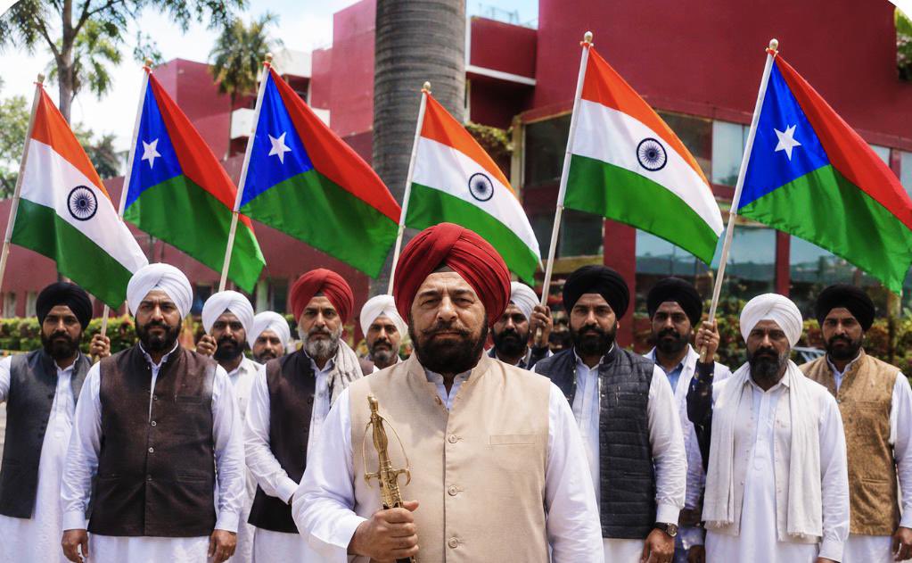 myr_yar38228's tweet photo. Today we see all Indian media outlets talking about Balochistan
Recently we have seen specifically the heroes Sikh Punjabi Sardaris from Punjab India support Azad Balochistan Sarmachar 
We think Sardar Sikh Punjabi for support #Sarmachar @BJP4Punjab @dailypostpunjab @PTIPunjabPK https://t.co/IJX7AfjjD9