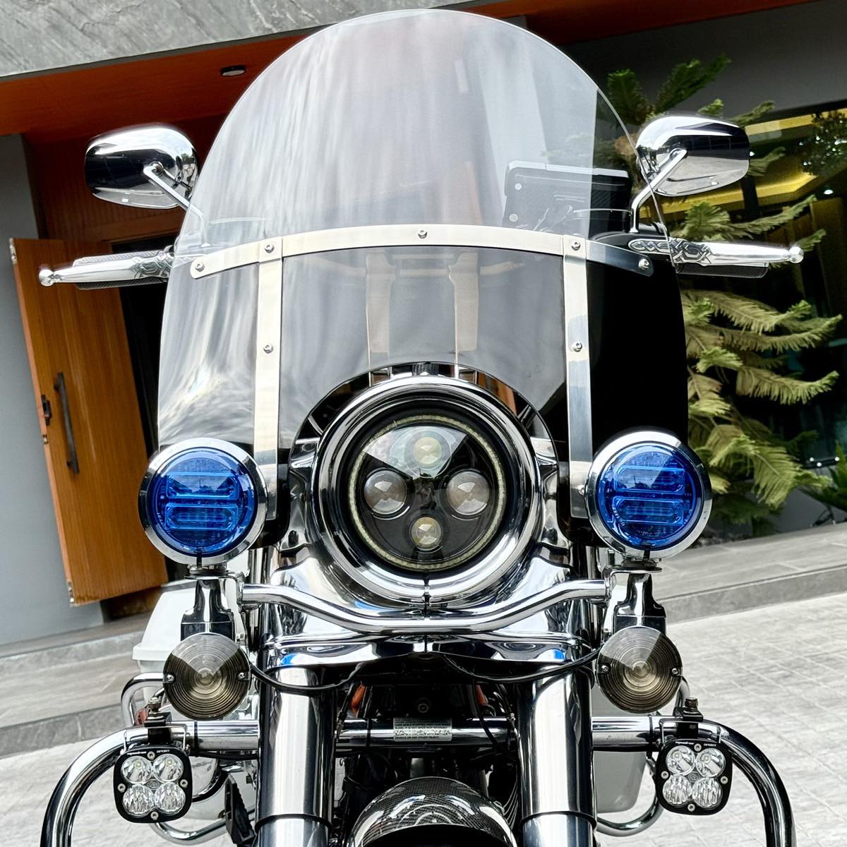 JedBrandauer's tweet photo. Harley-Davidson FLHR Road King, 2020, 28, 000 miles, Milwaukee-Eight 107ci (1, 745cc), Stone Washed White Pearl. One owner, fully customized with genuine parts. Price: ฿848, 000. Finance: down payment ฿128, 000 + ฿15, 000 fee; installments from https://t.co/pnHAB7famB