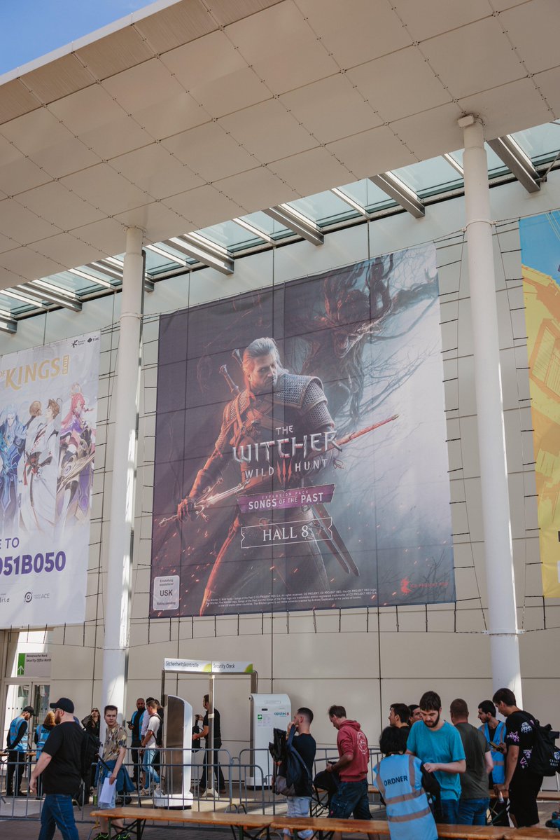 thewitcher's tweet photo. Our #gamescom chapter ends tonight, and we're incredibly grateful to all our fans, players, and community who showed up throughout the week, including…

⚔️  Nearly 9,000 travelers who joined our booth in the entertainment area to experience The Witcher 3: Wild Hunt - Songs of the Past demo

📺  More than 4 million views from all of you who tuned into our REDstreams via Twitch, YouTube and Steam

We leave gamescom with our hearts full - thank you for sharing this journey with us! ❤️