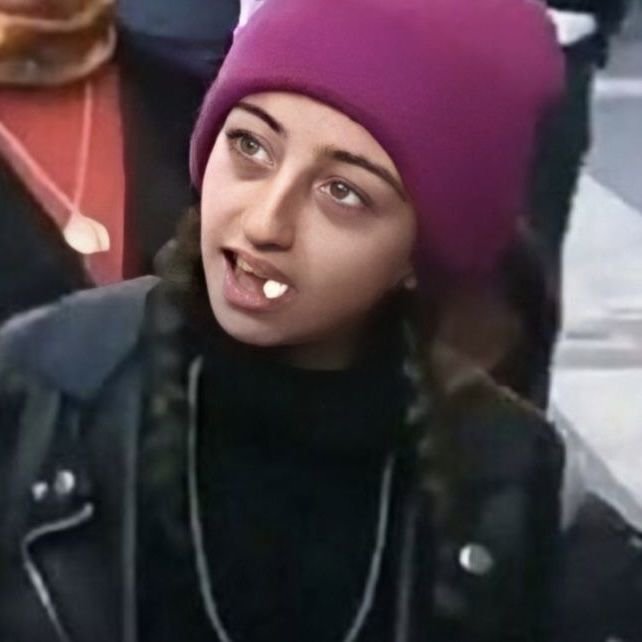 fatmasaysthat's tweet photo. Sitede fotoğrafını paylaşan güzel kızların yanında bizim sıfat https://t.co/20I8FIslvy