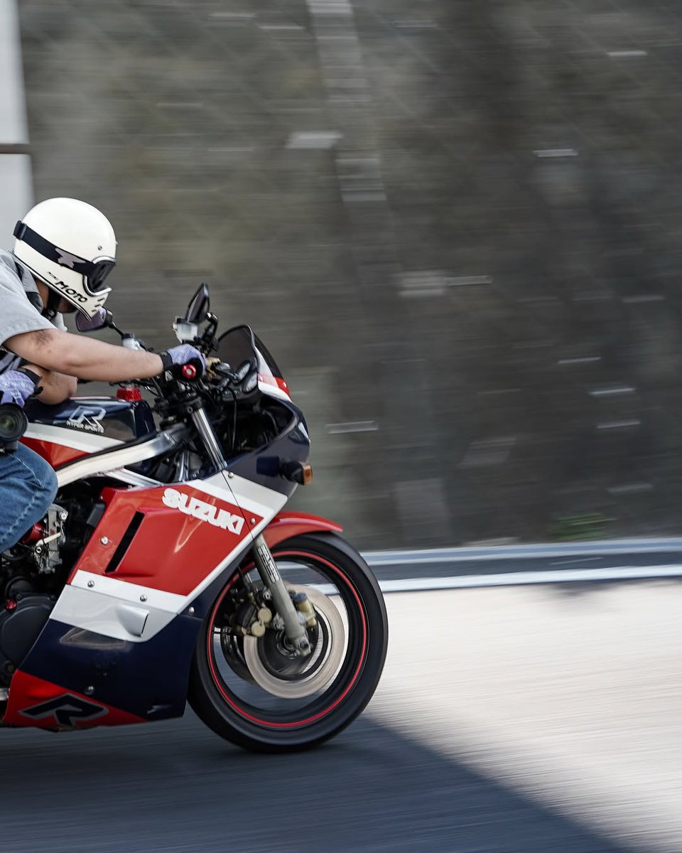 GeoffreyPa58's tweet photo. GSX-R750, GR71G, 1987 model—the newest bike I own. It has an electric starter, which feels revolutionary. Oil-cooled, with a dry weight of 179 kg, it’s light for a 750, though it looks huge. An incredible bargain in every way. I have too much fun https://t.co/jV1XX8g5aY