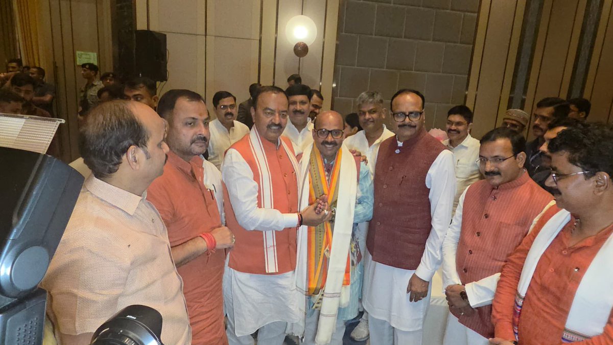 HarishD_BJP's tweet photo. आज लखनऊ में उत्तर प्रदेश के यशस्वी उपमुख्यमंत्री द्वय आदरणीय श्री केशव प्रसाद मौर्य जी,आदरणीय श्री बृजेश पाठक जी एवं मा. मंत्रियों सहित अवध क्षेत्र एवं उत्तर प्रदेश के विभिन्न माननीय सांसदगण एवं विधायकगण ने नवीन दायित्व हेतु अपनी शुभकामनाएँ एवं बधाई प्रेषित की।

आप सभी के स्नेह, आत्मीयता एवं शुभकामनाओं के लिए हृदय से आभार एवं हार्दिक धन्यवाद।

आपका यह स्नेह और विश्वास सदैव नई ऊर्जा एवं प्रेरणा प्रदान करता रहेगा।