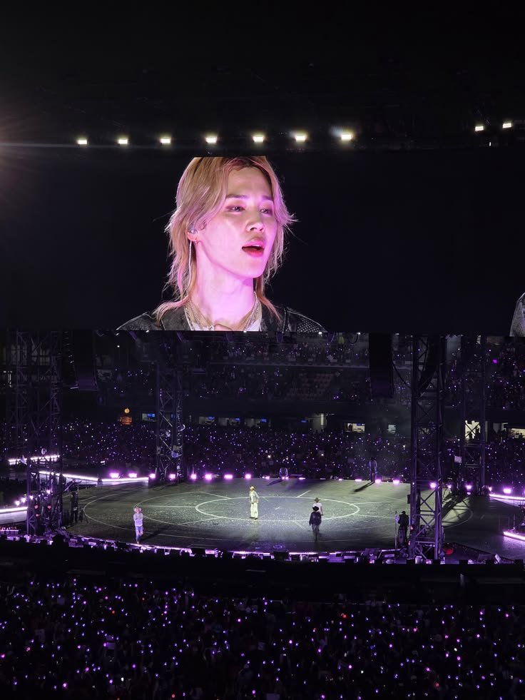 ItkingJimin13's tweet photo. Imagine someone randomly taking a photo of you and you look this gorgeous? https://t.co/GePnmFW3vW