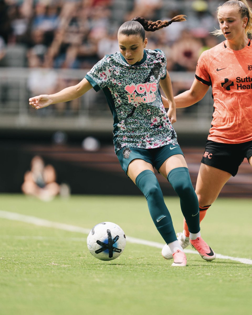 Squadra213's tweet photo. 𝗔̀ 𝗦𝗘𝗨𝗟𝗘𝗠𝗘𝗡𝗧 𝟮𝟬 𝗔𝗡𝗦, 𝗠𝗘́𝗟𝗜𝗦𝗦𝗔 𝗕𝗘𝗧𝗛𝗜 𝗥𝗘𝗡𝗧𝗥𝗘 𝗗𝗔𝗡𝗦 𝗟'𝗛𝗜𝗦𝗧𝗢𝗜𝗥𝗘 ! 🇩🇿🇺🇸⭐️

🆕 L'internationale algérienne (née en 2005) est devenue hier la toute première joueuse algérienne à évoluer en 𝗡𝗪𝗦𝗟, considéré comme le meilleur championnat de football féminin au monde.

Médaillée de bronze lors de la dernière 𝗖𝗔𝗡 𝗙𝗘́𝗠𝗜𝗡𝗜𝗡𝗘, elle a effectué ses 𝗚𝗥𝗔𝗡𝗗𝗦 𝗗𝗘́𝗕𝗨𝗧𝗦 𝗢𝗙𝗙𝗜𝗖𝗜𝗘𝗟𝗦 sous les couleurs du 𝗪𝗔𝗦𝗛𝗜𝗡𝗚𝗧𝗢𝗡 𝗦𝗣𝗜𝗥𝗜𝗧. 🔝
https://t.co/g2hdxp8WOX