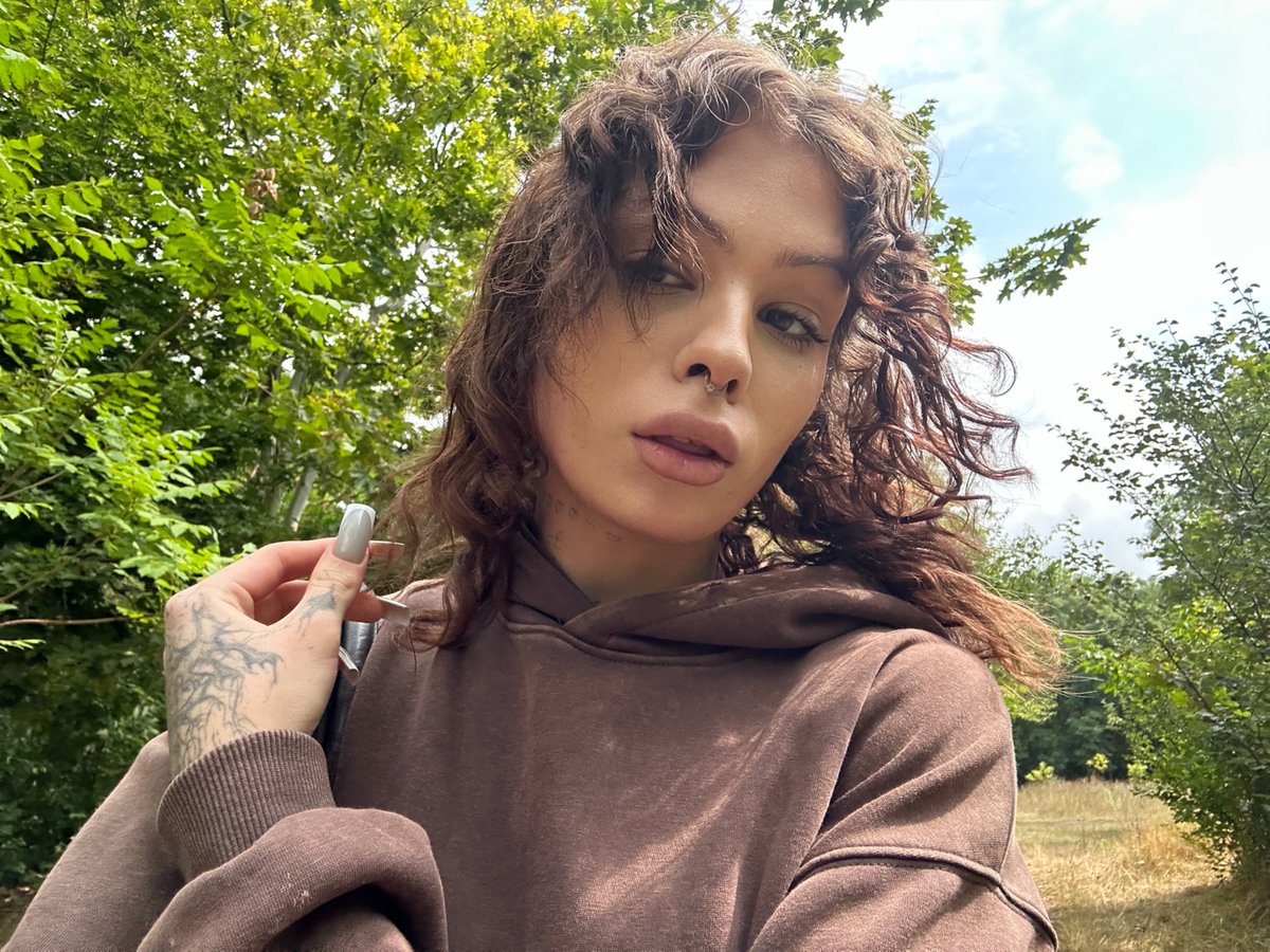 alt_evait's tweet photo. Hi I’m trans 🏳️‍⚧️want straight bf📷 https://t.co/HhtmcYmX4X