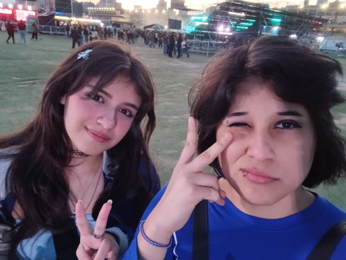 badpoet__'s tweet photo. Anoche fuimos al concierto de Robleis 💙 
Hace unos años, en el Movistar Arena pude cumplir el sueño cómo tía : hacer que ella conociera su infancia, esa persona que la ayudó en sus momentos más difíciles y triste, aquella luz de esperanza. https://t.co/FtWXA6lEpK