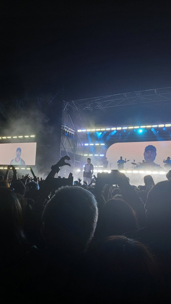 badpoet__'s tweet photo. Anoche fuimos al concierto de Robleis 💙 
Hace unos años, en el Movistar Arena pude cumplir el sueño cómo tía : hacer que ella conociera su infancia, esa persona que la ayudó en sus momentos más difíciles y triste, aquella luz de esperanza. https://t.co/FtWXA6lEpK