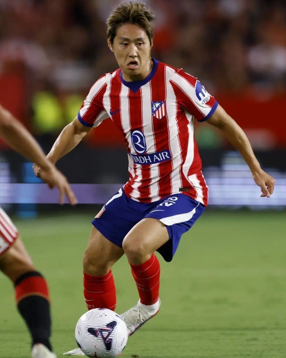 eFans's tweet photo. BAENA BRACE FIRES ATLÉTICO 🔥🔴

Atlético Madrid went to the Ramón Sánchez-Pizjuán and left with a statement win.

Álex Baena scored twice.
Ademola Lookman added another.

Sevilla pulled one back through Miguel Sierra, but Atlético had already done the damage.

Big away win. Big Baena performance.

Is Baena becoming Atlético’s new main man?

#AtleticoMadrid #Sevilla #LaLiga #Football #eFans