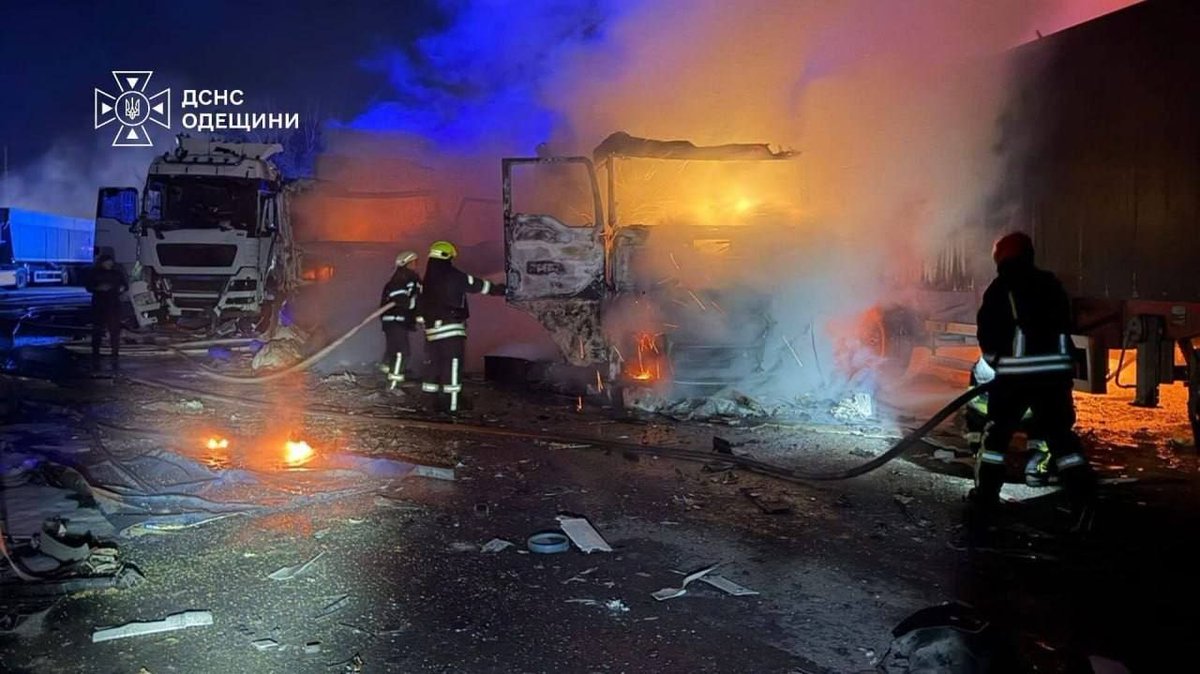 legeographe221's tweet photo. 🇷🇺🔥🇺🇦UKRAINE : L'enfer dans la région d'Odessa : une route jonchée de camions brûlés après les attaques russes. https://t.co/PGpPZMTeUu