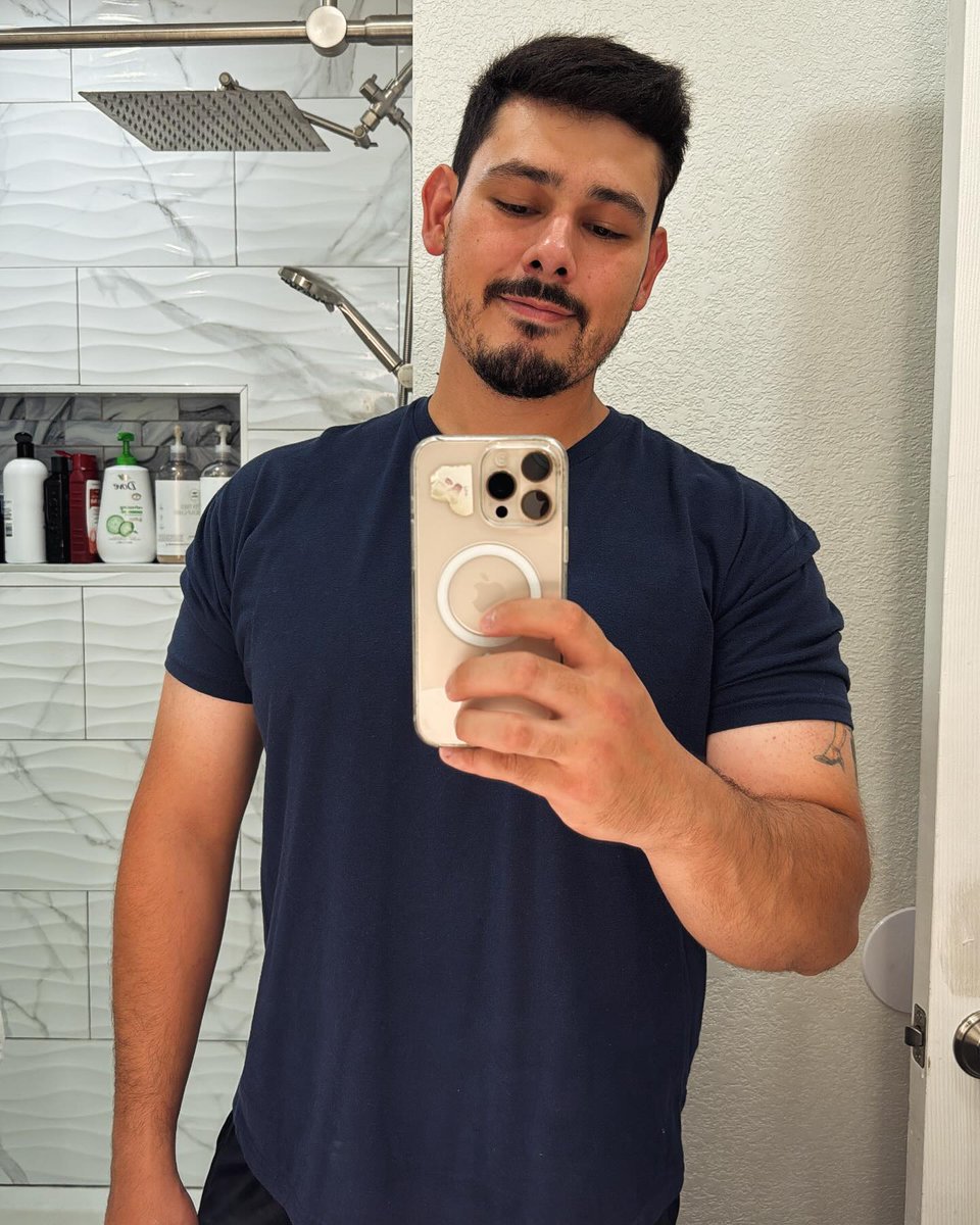 LomaCassisse's tweet photo. It’s crazy how losing a few pounds can boost your self-esteem and confidence. It feels so good to fit into my old jeans again. Now I just have to keep it up for the rest of my life. https://t.co/CHS9Blq8qP