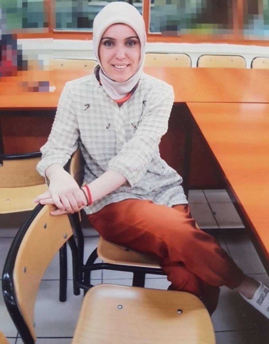 TutsakBebekler's tweet photo. Nagehan Yüksel, Şubat 2022’den beri cezaevinde.

Eşi tahliye oldu, ancak üç çocuğu hâlâ annelerinden ayrı büyüyor.

Çocuklukları annesiz geçmesin.
Bir aile daha kavuşmayı bekliyor.

@HudaKaya777 https://t.co/eVv0nFSTPV