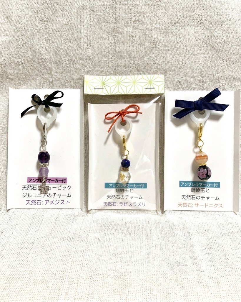toukenfurusato's tweet photo. 【お取り扱い商品のご紹介】
足利MISE Lab @lab_mise 

・蜻蛉玉と天然石のアンブレラマーカーチャーム　3種　各1600円
・蜻蛉玉かんざし　2種 各2200円

伯仲燦然で人気だったMISE Labさんが三島の為にご用意して下さいました
追加生産の予定はございませんのでお早めに https://t.co/8vciuwpedY