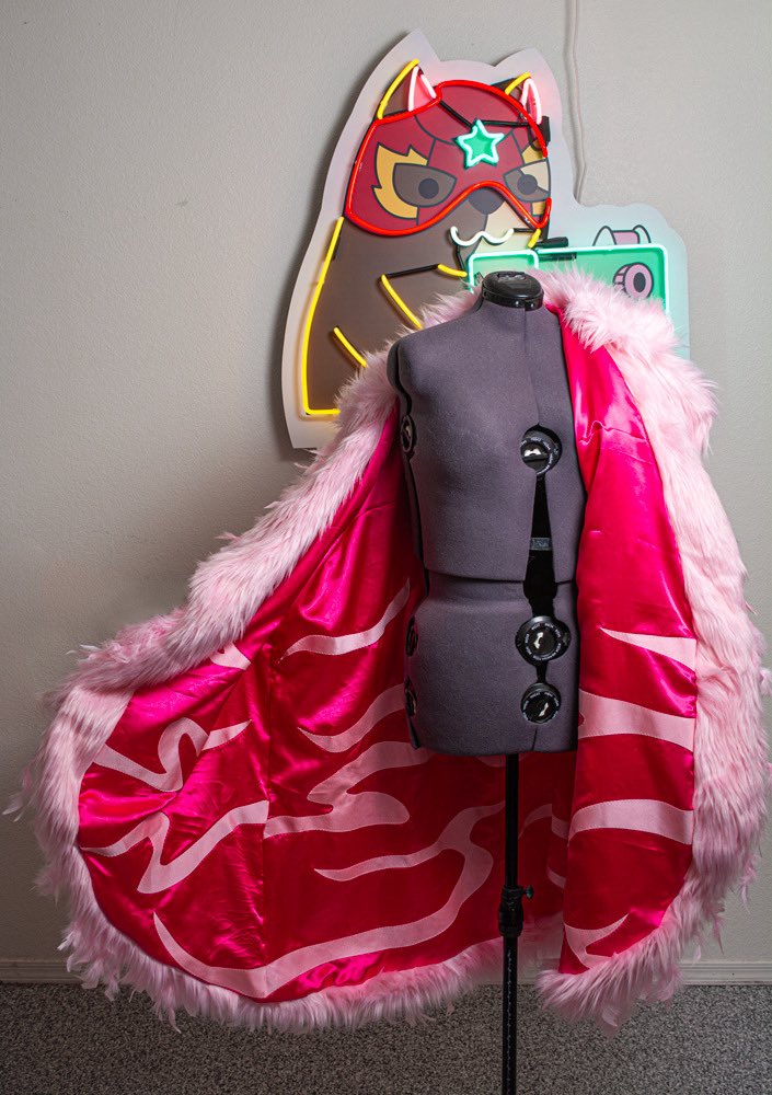 darylapparyl's tweet photo. Don Flamingo inspired entrance coat for @kylefletcherpro #aewallin #aew https://t.co/fYfjroa1YG
